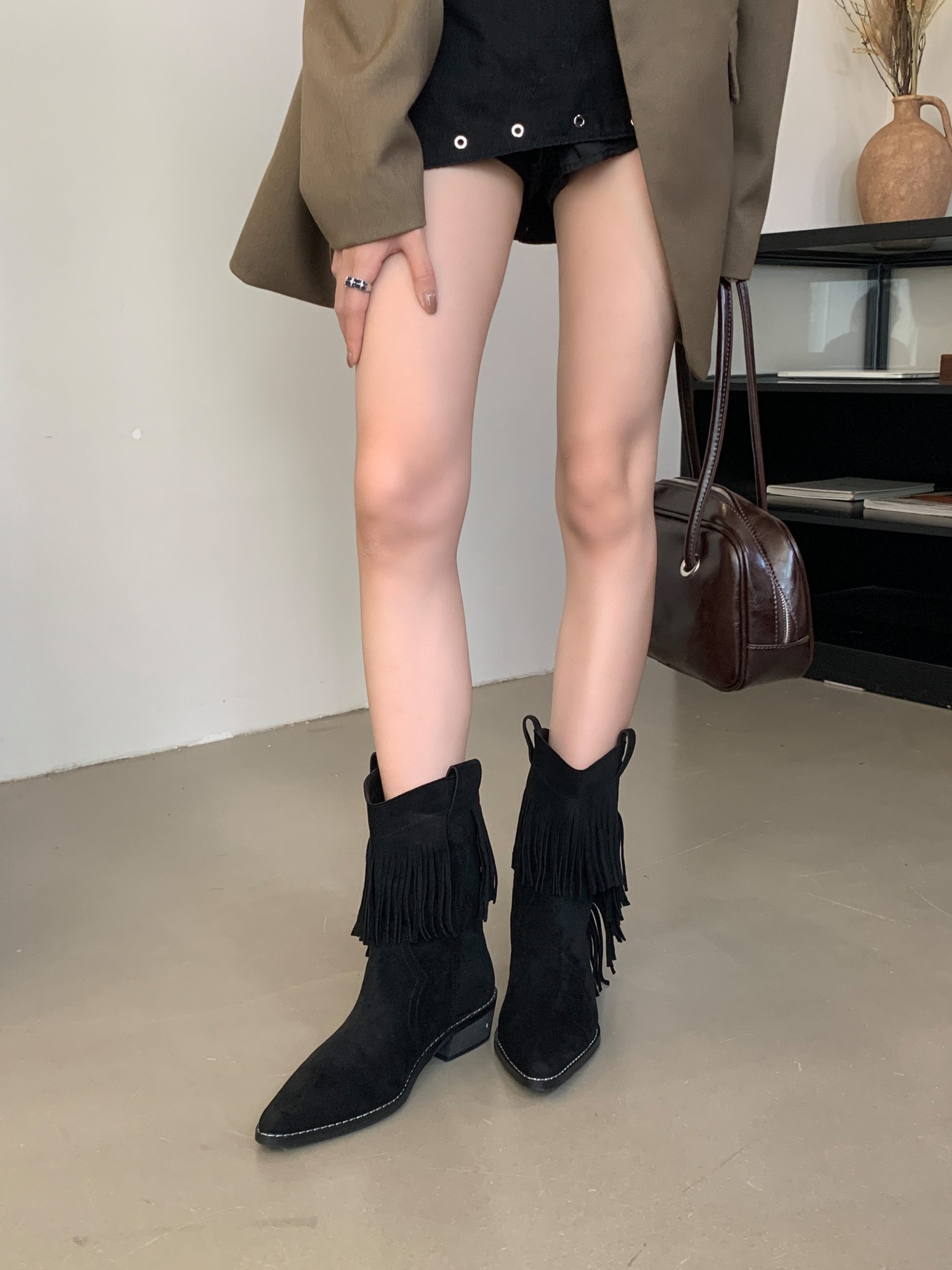 2024 New Retro Pointed Toe Fringe Western Cowboy Boots Suede Pull-On Short Boots Chunky Heel Martin Boots for Women
